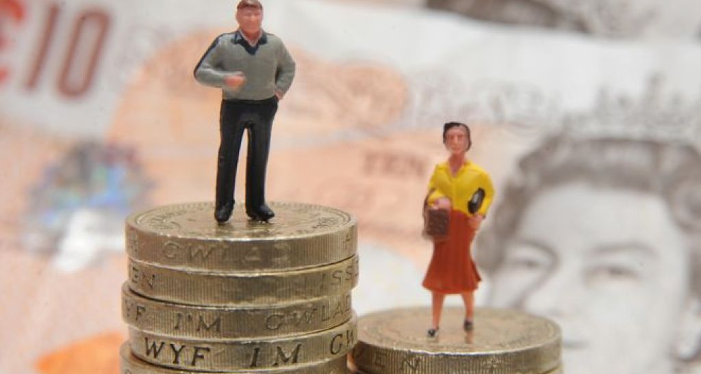 ¿Por qué las mujeres no reciben grandes aumentos de sueldo aunque lo pidan?